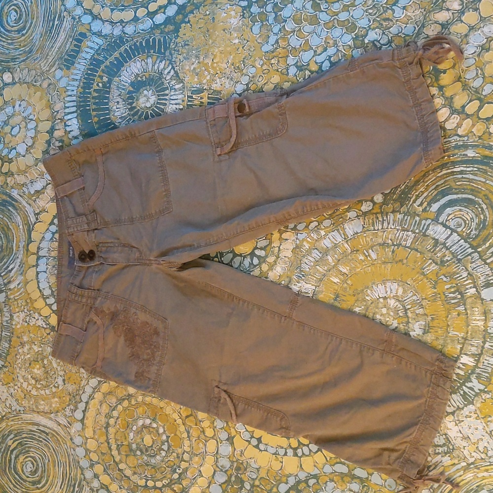 Apt 9 Embroidered cargo capri size 6.